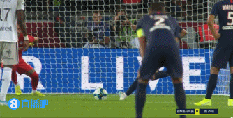 前锋关键时刻进球锁定胜利