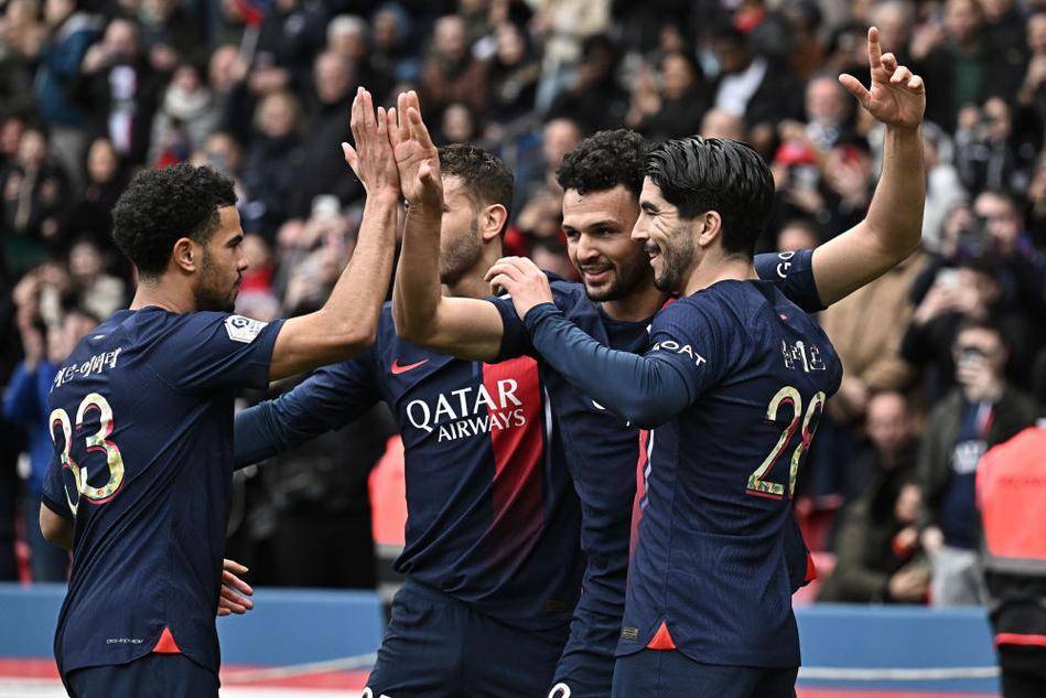 阿莫林抱头无奈！曼联队长补时踢飞空门+2次高射炮 尴尬40射门0球