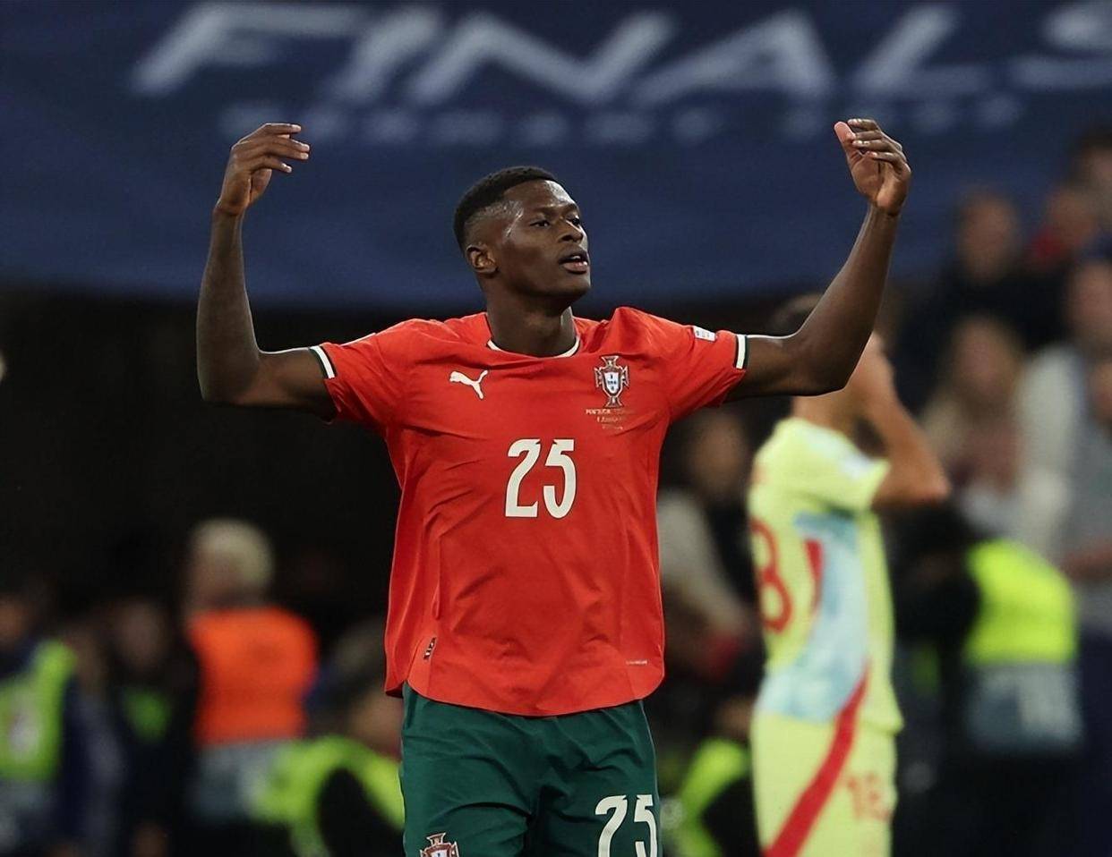 德利赫特：球队还不在想要的位置上，希望本赛季拿到欧冠资格（德利赫特：我们尚未达到理想排名，目标本季锁定欧冠席位）