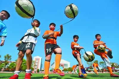 沃尔特马德：在英超踢球对我帮助很大；刚到纽卡时确实有压力（沃尔特马德：英超经历助益匪浅，初到纽卡压力不小）