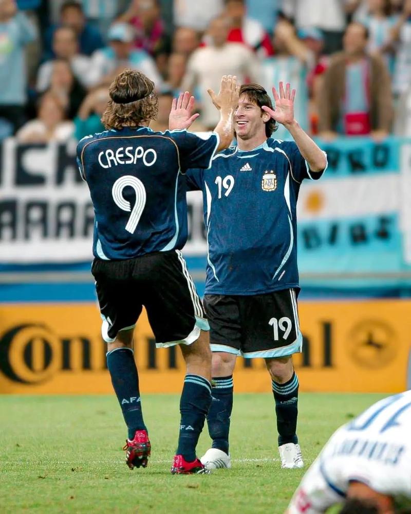 为庆祝美加墨世界杯，与刺客足球鞋融合设计的科8将进行复刻